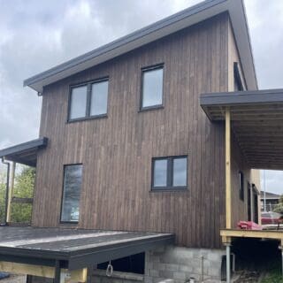 ✨️A home under construction in Taupō featuring Bamboo X-treme cladding - offering an innovative, modern alternative to traditional timber cladding. This home will also feature bamboo X-treme decking which will give a seamless transition to the outdoor space. 🌱
We can't wait to see it finished - it's looking fantastic! 😍
🔨 Valhalla Living, Taupo
#plantationbamboo #bamboo #cladding #bamboocladding #xtreme #xtremecladding #gogreen #sustainablebamboo #sustainable #durable #beautiful #inspiration #claddinginspo #newbuild #newzealand #nzdesign #architecture #buildgreen #ecofriendly #ecological #strong #nzbuilding