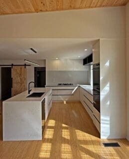 Sustainable style meets modern design. 💚 Compressed bamboo flooring adds the perfect touch of warmth to this clean, white kitchen. 🌱
🔨 Eves Construction, Ohakune
🏠️ Kitchen - Kitchen Contours Whanganui
#plantationbamboo #bamboo #flooring #bambooflooring #nzrenovations #sustainabledesign #sustainable #gogreen #beautiful #inspiration #natural #ecological #ecofriendly #buildgreen #durable #durableflooring #interiordesign #nzinterior #newbuild #newzealand #design #nzdesigner #architecture #architect #nzbuilding